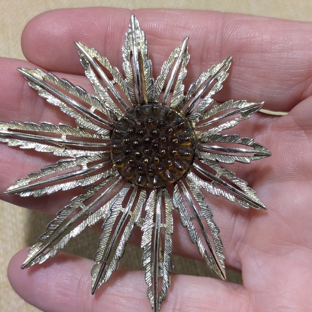 Sarah Coventry Vintage Silver Tone Sunburst Pendant Brooch Pin Amber Beehive Cen